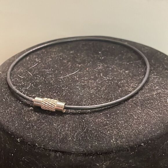 7” black metallic bangle bracelet w/0.5” silver tone diamond etched charm - Picture 4 of 8